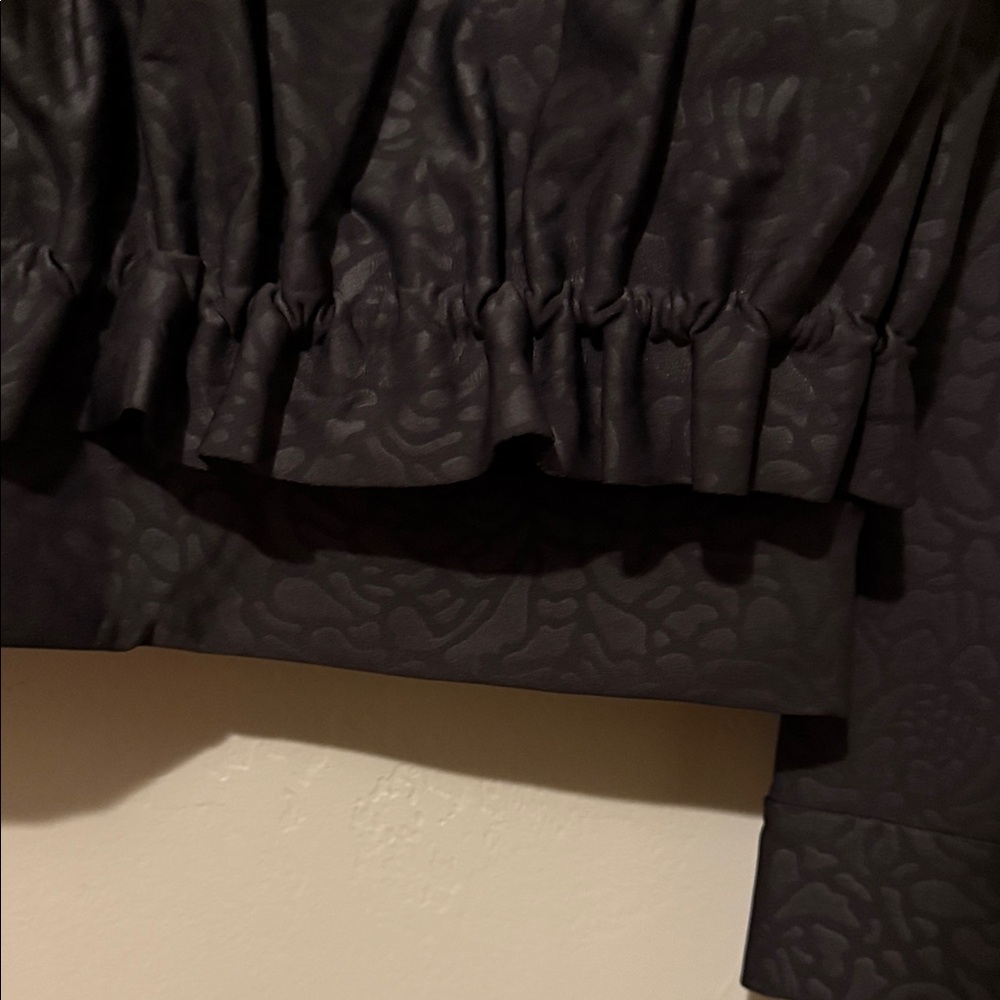 Lululemon Athletica Black Patterned Sweatshirt with Ruched Back Hemline - Picture 8 of 10